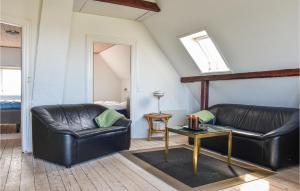 un soggiorno con due divani in pelle e un tavolo di Holiday Home Kjeldbjergvej Lemvig Iii a Nørby