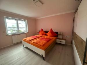 Postel nebo postele na pokoji v ubytování Ferienwohnung Hochwaldblick 5