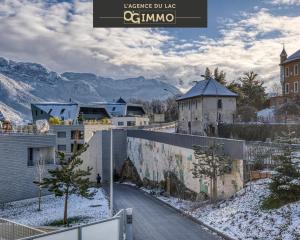 Utsikt mot fjell, enten fra leiligheten eller fra et annet sted
