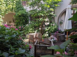 a garden with a table and chairs and flowers at Ferienwohnung Carola Scholze in Kamenz
