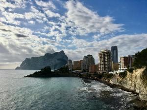 een waterlichaam met een stad en een berg bij Casa Albita Calpe in Calpe