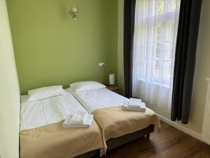 Willa Zachęta Guesthouse&Coffee客房内的一张或多张床位