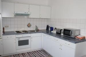Η κουζίνα ή μικρή κουζίνα στο Ferienwohnung Weingut Kost