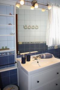 a bathroom with a sink and a mirror at APTO 1103 MESA DEL MAR in Puerto de la Madera
