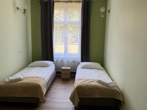 Willa Zachęta Guesthouse&Coffee客房内的一张或多张床位