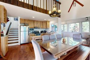 een keuken en eetkamer met een glazen tafel en stoelen bij Ski Bowl Condos Unit 518 in Truckee
