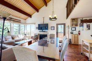 een woonkamer met een tafel en stoelen bij Ski Bowl Condos Unit 518 in Truckee