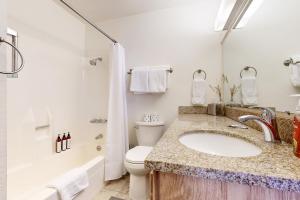 een badkamer met een wastafel, een toilet en een douche bij Ski Bowl Condos Unit 518 in Truckee +21 foto's