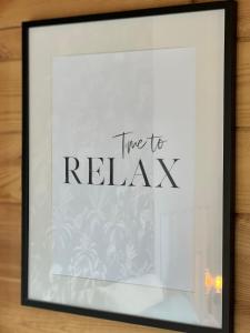 a picture frame with the words three to relax at Hygge Lodge Annecy in Doussard