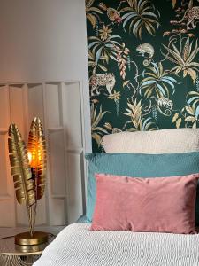 a bedroom with a bed with a floral wallpaper at Hygge Lodge Annecy in Doussard