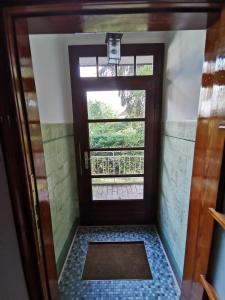 a bathroom with a door with a window and a tile floor at Haus der Wohnstile , Ferienhaus in Bremen-Lesum in Sankt Magnus