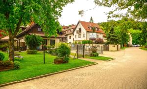 eine Backsteinstraße in einem Wohnviertel mit Häusern in der Unterkunft Pokoje u Magdy in Kazimierz Dolny
