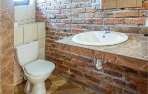 Kúpeľňa v ubytovaní 1 Bedroom Beautiful Home In Gubin