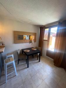 una sala da pranzo con tavolo e sedia di le jaillet a Megève