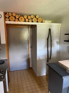 una cucina con un mucchio di tronchi sopra una porta di le jaillet a Megève