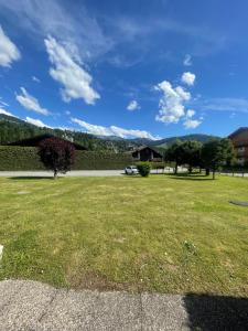 un prato con una casa sullo sfondo di le jaillet a Megève