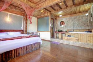 Postel nebo postele na pokoji v ubytování Shangri-La Youran Valley Inn