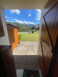 una porta aperta con vista su un cortile di le jaillet a Megève Altre 4 foto