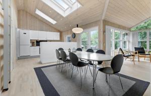 Η κουζίνα ή μικρή κουζίνα στο Stunning Home In Aakirkeby With Wifi