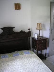 a bedroom with a bed and a table with a lamp at Hammerschloss Unterklingensporn in Naila