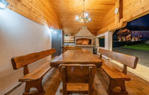 una sala da pranzo con tavolo in legno e 2 panche di Kolibe Lika - The Valley a Mušaluk