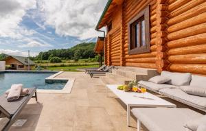 un cortile con piscina e una casa in legno di Kolibe Lika - The Valley a Mušaluk Altre 37 foto