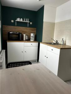 O bucătărie sau chicinetă la Ferienhaus am Fuße des Taunus Waldsolms-Brandoberndorf +13 fotografii
