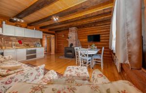 un soggiorno con tavolo e cucina di Kolibe Lika - The Valley a Mušaluk