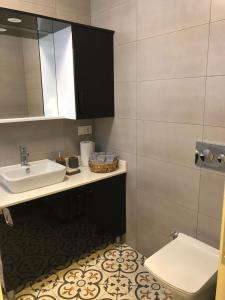 Un baño con lavabo, espejo e inodoro. en Bi ' Masa Culinary Farm, en Urla 26 fotos más