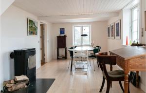 Un lugar para sentarse en Awesome Home In Hasle With Wifi