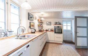 Una cocina o cocineta en Awesome Home In Hasle With Wifi