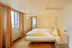 a bedroom with two beds and a window at Gasthaus Paxmontana in Sachseln