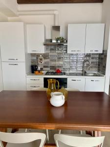 Kuchyň nebo kuchyňský kout v ubytování WindwoW - Your flat in Baunei