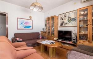 Televízia a/alebo spoločenská miestnosť v ubytovaní 2 Bedroom Nice Apartment In Jablanac