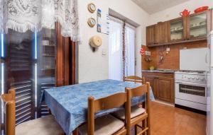 Kuchyňa alebo kuchynka v ubytovaní 2 Bedroom Nice Apartment In Jablanac