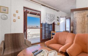 Posedenie v ubytovaní 2 Bedroom Nice Apartment In Jablanac