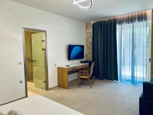 TV a/nebo společenská místnost v ubytování Lili Hotel