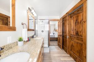 un bagno con due lavandini e una grande porta in legno di Hottub Mountain Views Atv Trails Trailer Parking a Island Park Altre 43 foto