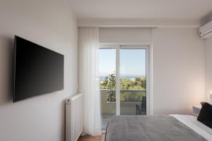 TV a/nebo společenská místnost v ubytování Athenian Riviera Sea View Penthouse