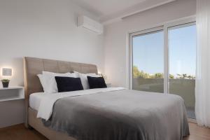 Postel nebo postele na pokoji v ubytování Athenian Riviera Sea View Penthouse