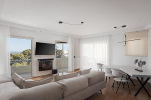 TV a/nebo společenská místnost v ubytování Athenian Riviera Sea View Penthouse