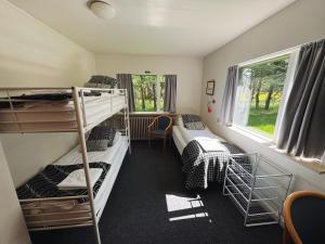 Tempat tidur dalam kamar di Hotel Hjardarbol