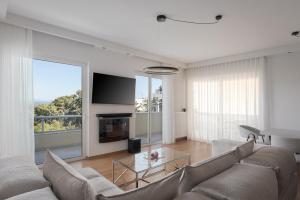 TV a/nebo společenská místnost v ubytování Athenian Riviera Sea View Penthouse