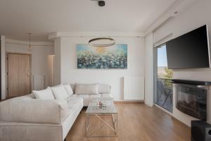 TV a/nebo společenská místnost v ubytování Athenian Riviera Sea View Penthouse
