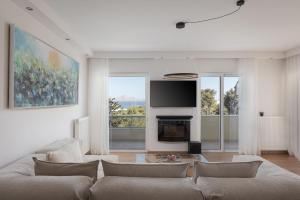TV a/nebo společenská místnost v ubytování Athenian Riviera Sea View Penthouse