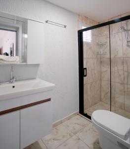 A bathroom at Moon & Sun otel
