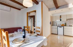 Kuchyň nebo kuchyňský kout v ubytování 2 Bedroom Nice Apartment In Stara Baska