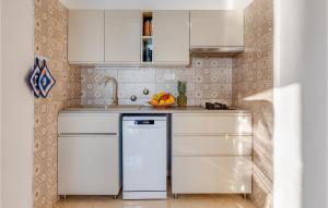 Kuchyň nebo kuchyňský kout v ubytování 2 Bedroom Nice Apartment In Stara Baska
