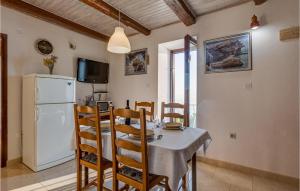 Kuchyň nebo kuchyňský kout v ubytování 2 Bedroom Nice Apartment In Stara Baska
