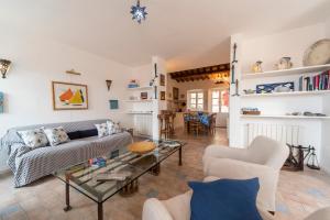 a living room with a couch and a table at Villa Il Guardingo in Rio nellʼElba